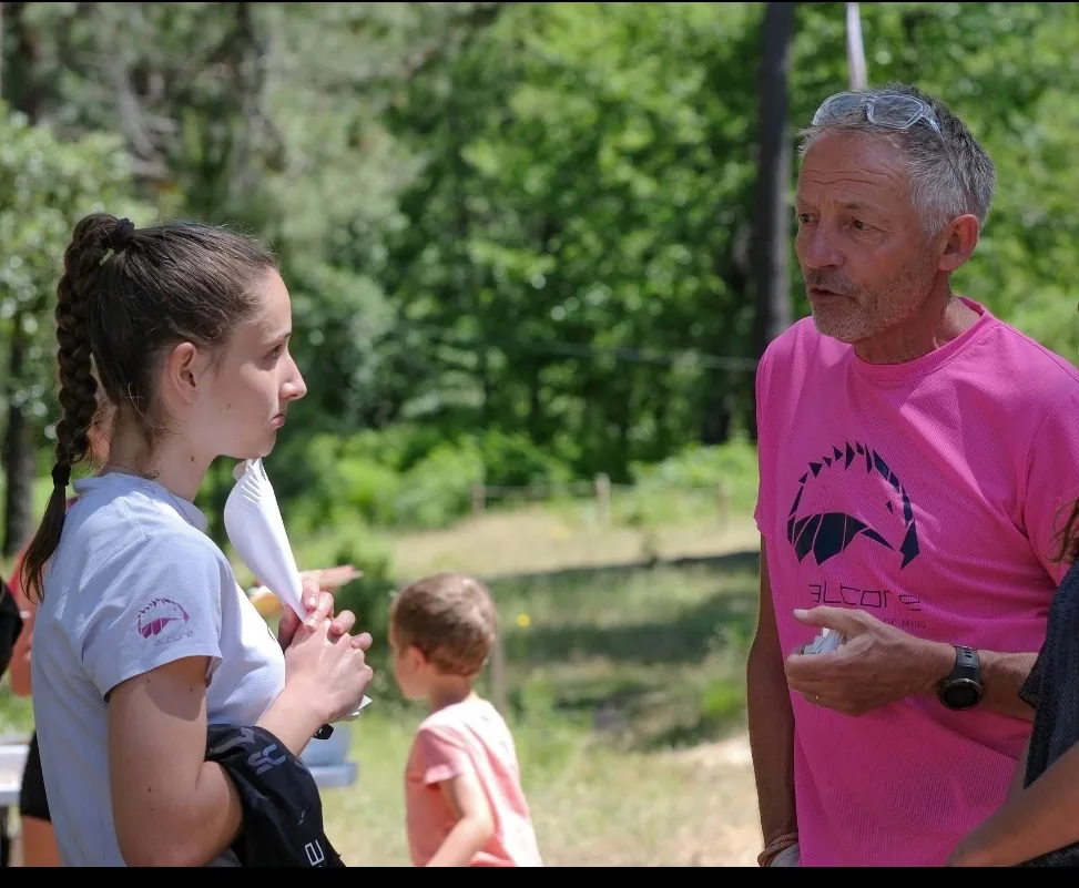 Patrick Renard en pleine séance de coaching individuel avec une athlète, en pleine nature