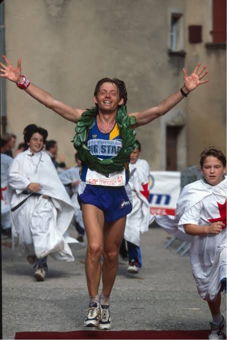 Patrick Renard, couronne de lauriers, franchissant la ligne d'arrivée en vainqueur du Festival des Templiers